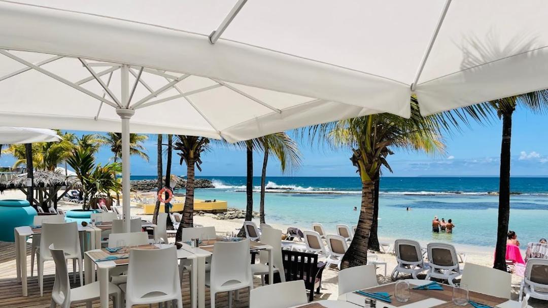 Tres Bel Appartement Avec Vue Mer, Acces Direct A La Plage Et Piscine Surveillee Saint-Francois  Bagian luar foto
